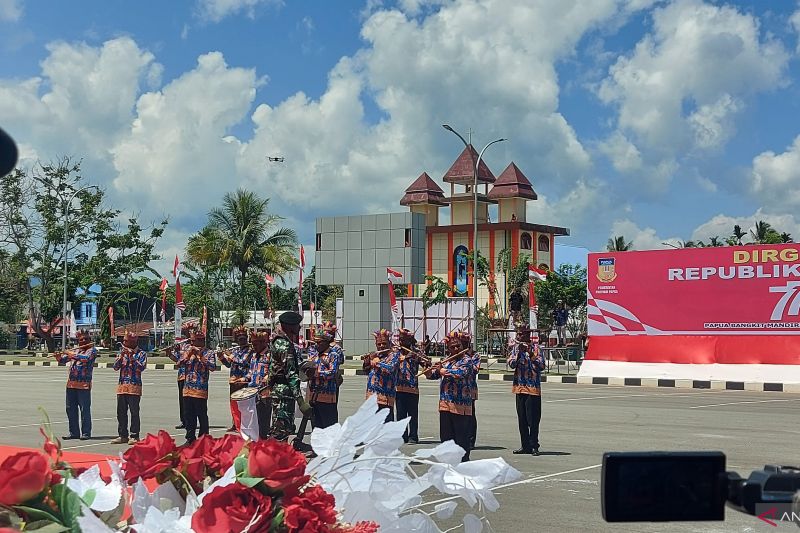 Grup Suling Tambur lansia turut ramaikan peringatan HUT RI di Papua